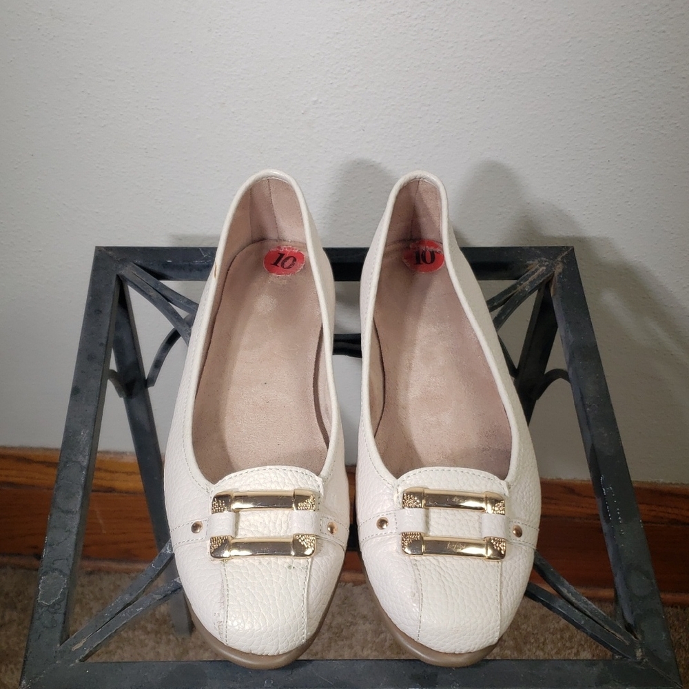 Women's Size 10 AEROSOLES White Flats with Gold Buckles